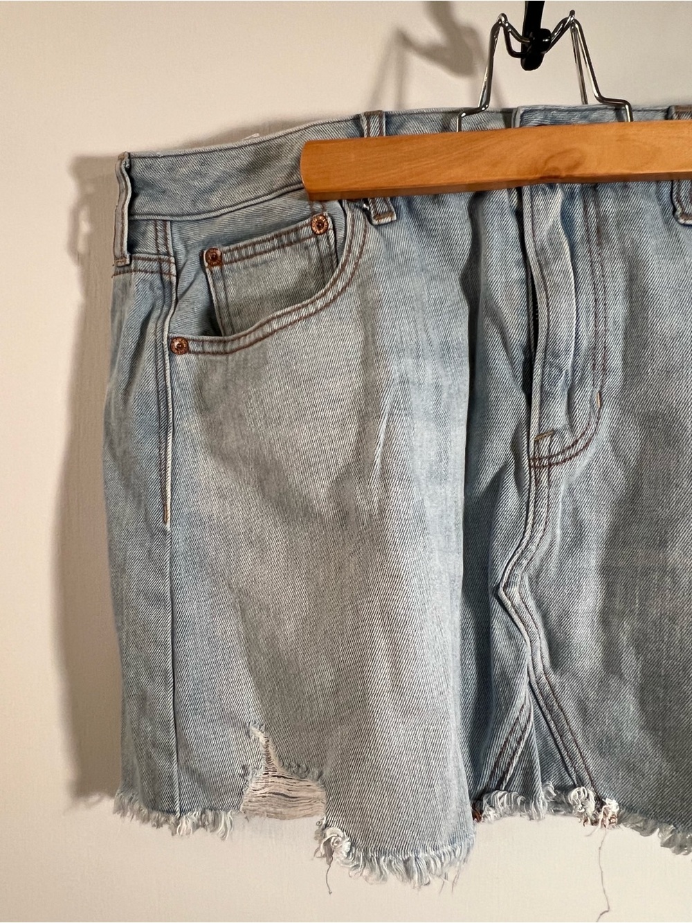 American Eagle Women’s Size 14 Denim Mini Skirt Cut Off Light Wash Distressed - Picture 3 of 10